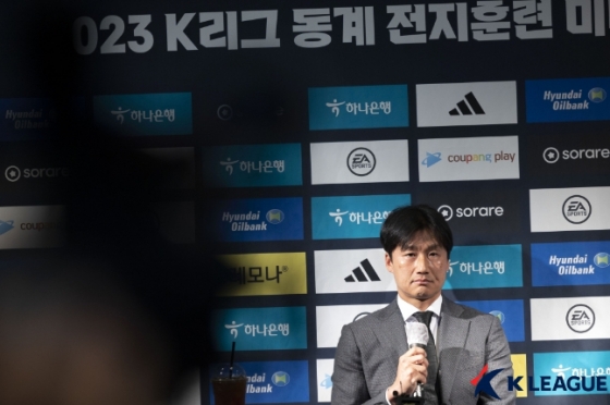 광주FC 이정효 감독이 8일 제주 빠레브호텔에서 열린 동계 전지훈련 미디어 캠프에서 취재진 질문에 답하고 있다. /사진=한국프로축구연맹