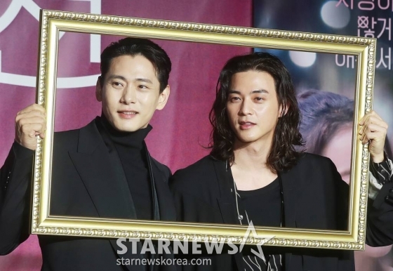 배우 유태오, 김지훈이 8일 오전 서울 CGV용산아이파크몰에서 진행된 넷플릭스 오리지널 &#039;연애대전&#039;(감독 김정권) 제작발표회에 참석해 포즈를 취하고 있다.  남자에게 병적으로 지기 싫어하는 여자와 여자를 병적으로 의심하는 남자가 전쟁 같은 사랑을 겪으며 치유받는 로맨틱 코미디 &#039;연애대전&#039;은 오는 10일 공개된다. /2023.02.08 /사진=이동훈 기자 photoguy@