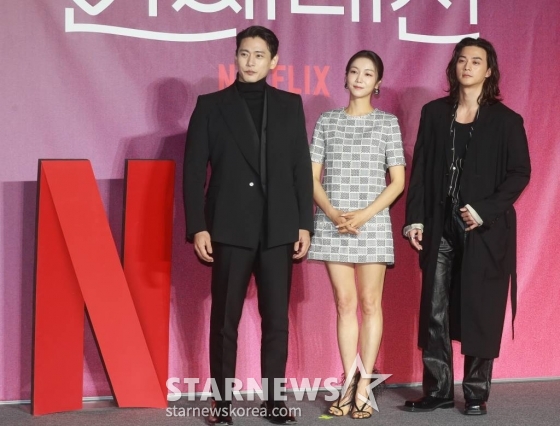 배우 유태오, 김옥빈, 김지훈이 8일 오전 서울 CGV용산아이파크몰에서 진행된 넷플릭스 오리지널 &#039;연애대전&#039;(감독 김정권) 제작발표회에 참석해 포즈를 취하고 있다.  남자에게 병적으로 지기 싫어하는 여자와 여자를 병적으로 의심하는 남자가 전쟁 같은 사랑을 겪으며 치유받는 로맨틱 코미디 &#039;연애대전&#039;은 오는 10일 공개된다. /2023.02.08 /사진=이동훈 기자 photoguy@
