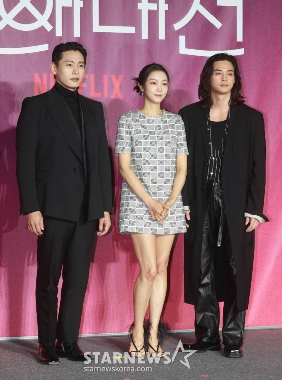배우 유태오, 김옥빈, 김지훈이 8일 오전 서울 CGV용산아이파크몰에서 진행된 넷플릭스 오리지널 &#039;연애대전&#039;(감독 김정권) 제작발표회에 참석해 포즈를 취하고 있다.  남자에게 병적으로 지기 싫어하는 여자와 여자를 병적으로 의심하는 남자가 전쟁 같은 사랑을 겪으며 치유받는 로맨틱 코미디 &#039;연애대전&#039;은 오는 10일 공개된다. /2023.02.08 /사진=이동훈 기자 photoguy@
