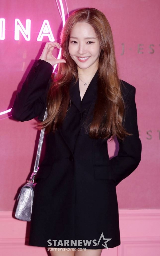 배우 박민영이 16일 오후 서울 강남구 압구정동 제이에스티나 &#039;J&#039;Z BAR&#039; 팝업 스토어 오픈행사에 참석해 포즈를 취하고 있다. 2022.11.16 /사진=김창현 기자 chmt@