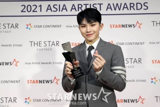 그룹 세븐틴 우지가  '2021 Asia Artist Awards(2021 아시아 아티스트 어워즈, 2021 AAA)' 시상식에서 AAA 베스트 프로듀서상을 수상하고 포즈를 취하고 있다.  /사진=스타뉴스 