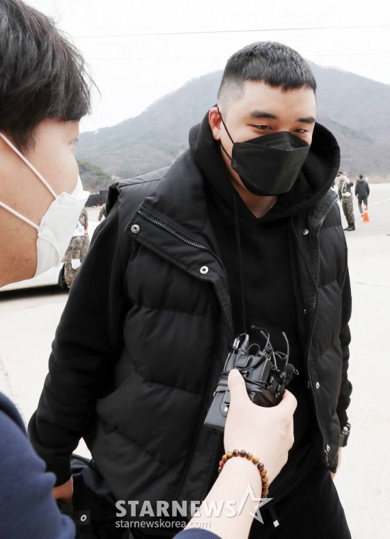 빅뱅의 전 멤버 승리(본명 이승현)가 버닝썬 사태 여파로 군 입대를 연기한 지 1년 만에 강원도 철원 6사단 신병교육대로 입소했다.승리는 코로나19 여파로 차량을 탄 채 6사단 정문까지 이동, 드라이브스루 형태로 신분을 확인한 뒤 입소장으로 들어갔다.짧은 머리에 마스크를 착용하고 검은색으로 통일한 입대 패션을 보인 승리는 신병교육대 앞에 마련됐던 포토라인에 서서 인사만 건네고 질문에는 답하지 않은 채 입소장으로 향했다.지난 1월 성매매 알선 및 상습 도박, 외국환거래법 위반, 업무 상 횡령, 증거인멸 교사, 식품위생법 위반 등의 혐의로 불구속 기소되며 진행된 승리의 재판은 군사법원으로 이관된다. 한편, 이날 승리를 보러 온 팬들의 모습은 눈에 띄진 않았다. /사진=김창현 기자 chmt@