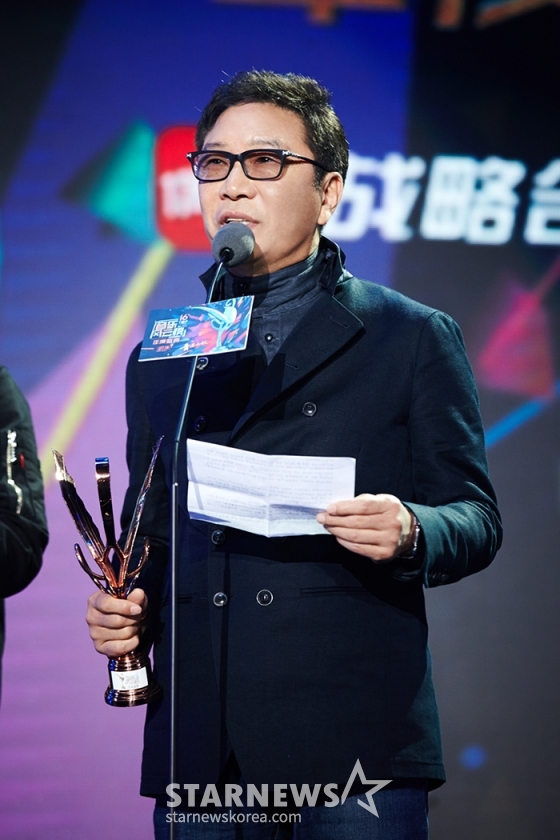이수만 에스엠 총괄프로듀서가 지난 9일 오후 7시 중국 선전 선전완춘지엔체육관에서 개최된 제16회 음악 풍운방 연도성전에서 아시아 최고 프로듀서상을 수상하고 있다