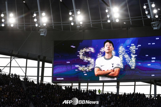 경기장 전광판을 통해 소개되고 있는 손흥민. /AFPBBNews=뉴스1