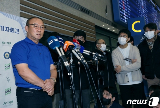 베트남 축구대표팀과 5년 4개월 동행을 마친 박항서 감독이 14일 인천국제공항을 통해 귀국한 뒤 취재진 질문에 답하고 있다. /사진=뉴스1