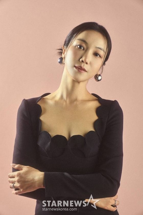 배우 김옥빈이 13일 오후 서울 종로구 삼청동의 한 카페에서 진행된 넷플릭스 오리지널 &#039;연애대전&#039; 관련 인터뷰를 위해 포즈를 취하고 있다.   김옥빈은 극 중 남자에게 지는 게 병적으로 싫은 여성 변호사 여미란 역을 맡았다.  &#039;연애대전&#039;은 남자에게 병적으로 지기 싫어하는 여자와 여자를 병적으로 의심하는 남자가 전쟁 같은 사랑을 겪으며 치유받는 로맨틱 코미디다. / 사진제공 = 넷플릭스 /사진=김창현 기자 chmt@