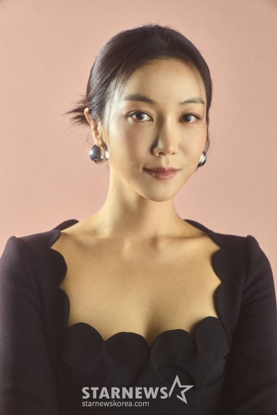 배우 김옥빈이 13일 오후 서울 종로구 삼청동의 한 카페에서 진행된 넷플릭스 오리지널 &#039;연애대전&#039; 관련 인터뷰를 위해 포즈를 취하고 있다.   김옥빈은 극 중 남자에게 지는 게 병적으로 싫은 여성 변호사 여미란 역을 맡았다.  &#039;연애대전&#039;은 남자에게 병적으로 지기 싫어하는 여자와 여자를 병적으로 의심하는 남자가 전쟁 같은 사랑을 겪으며 치유받는 로맨틱 코미디다. / 사진제공 = 넷플릭스 /사진=김창현 기자 chmt@