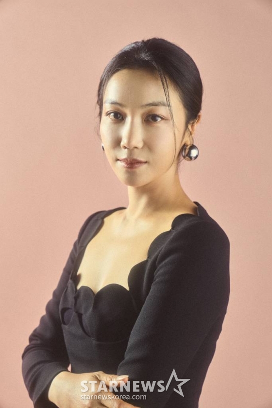 배우 김옥빈이 13일 오후 서울 종로구 삼청동의 한 카페에서 진행된 넷플릭스 오리지널 &#039;연애대전&#039; 관련 인터뷰를 위해 포즈를 취하고 있다.   김옥빈은 극 중 남자에게 지는 게 병적으로 싫은 여성 변호사 여미란 역을 맡았다.  &#039;연애대전&#039;은 남자에게 병적으로 지기 싫어하는 여자와 여자를 병적으로 의심하는 남자가 전쟁 같은 사랑을 겪으며 치유받는 로맨틱 코미디다. / 사진제공 = 넷플릭스 /사진=김창현 기자 chmt@
