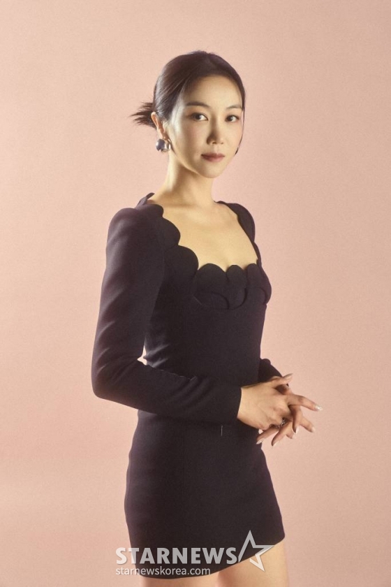 배우 김옥빈이 13일 오후 서울 종로구 삼청동의 한 카페에서 진행된 넷플릭스 오리지널 &#039;연애대전&#039; 관련 인터뷰를 위해 포즈를 취하고 있다.   김옥빈은 극 중 남자에게 지는 게 병적으로 싫은 여성 변호사 여미란 역을 맡았다.  &#039;연애대전&#039;은 남자에게 병적으로 지기 싫어하는 여자와 여자를 병적으로 의심하는 남자가 전쟁 같은 사랑을 겪으며 치유받는 로맨틱 코미디다. / 사진제공 = 넷플릭스 /사진=김창현 기자 chmt@