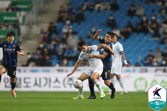 2022시즌 상대로 만났던 신진호(왼쪽 흰색 유니폼)과 이명주. /사진=한국프로축구연맹 제공