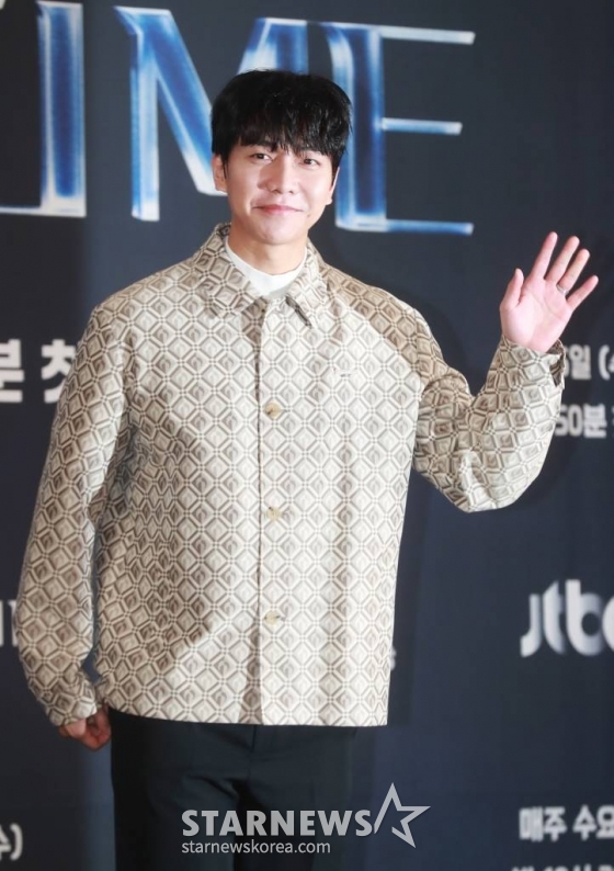 가수 이승기가 15일 서울 마포구 스탠포드호텔에서 열린 JTBC 예능 프로그램 &#039;피크타임&#039; 제작발표회에 참석해 포즈를 취하고 있다.  ‘피크타임’은 무대가 절실한 현역 아이돌부터 빛을 보지 못한 경단(경력단절), 해체돌까지 다시 한 번 무대에 올라 뜨거운 경쟁을 벌이는 팀전 서바이벌이다. /2023.2.15 /사진=이동훈 기자 photoguy@