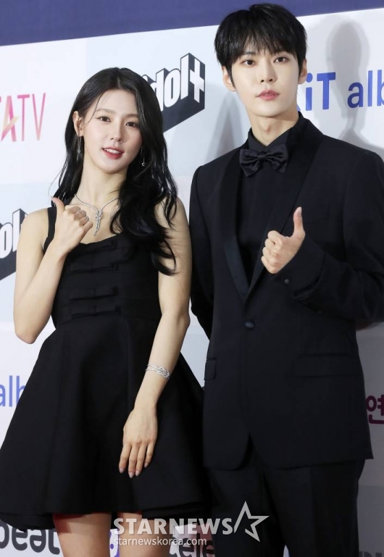 (여자)아이들 미연, NCT 도영이 18일 오후 서울 송파구 올림픽공원 KSPO DOME에서 진행된 &#039;써클차트 뮤직 어워즈 2022&#039; 레드카펫 행사에 참석해 포즈를 취하고 있다. 2023.02.18 /사진=김창현 기자 chmt@