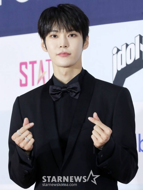 NCT 도영이 18일 오후 서울 송파구 올림픽공원 KSPO DOME에서 진행된 &#039;써클차트 뮤직 어워즈 2022&#039; 레드카펫 행사에 참석해 포즈를 취하고 있다. 2023.02.18 /사진=김창현 기자 chmt@