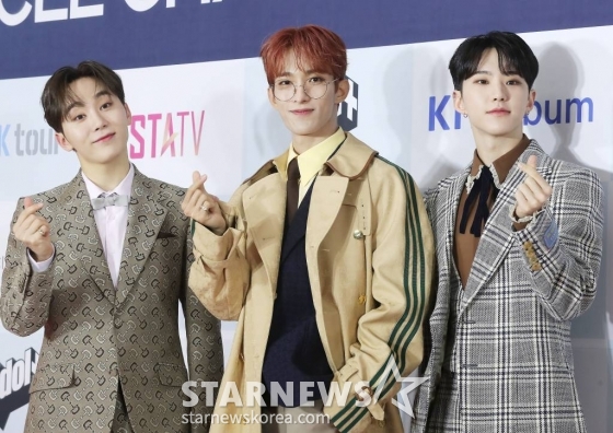 세븐틴 유닛 부석순이 18일 오후 서울 송파구 올림픽공원 KSPO DOME에서 진행된 &#039;써클차트 뮤직 어워즈 2022&#039; 레드카펫 행사에 참석해 포즈를 취하고 있다. 2023.02.18 /사진=김창현 기자 chmt@