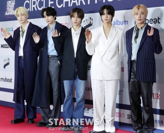 그룹 투모로우바이투게더가 18일 오후 서울 송파구 올림픽공원 KSPO DOME에서 진행된 &#039;써클차트 뮤직 어워즈 2022&#039; 레드카펫 행사에 참석해 포즈를 취하고 있다. 2023.02.18 /사진=김창현 기자 chmt@