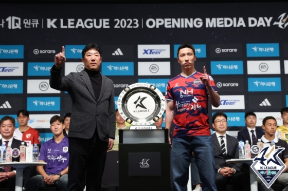 성한수(왼쪽) 김천상무 감독과 이영재가 21일 서울 더케이호텔에서 열린 K리그2 개막 미디어데이를 앞두고 사진을 촬영하고 있다. /사진=한국프로축구연맹