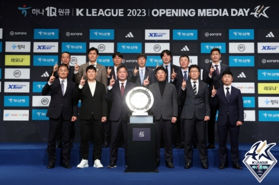 K리그2 15개 구단 사령탑들이 21일 개막 미디어데이에 참석해 기념 사진을 촬영하고 있다. /사진=한국프로축구연맹