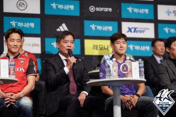 FC안양 이우형(가운데) 감독이 21일 K리그2 개막 미디어데이에서 질문에 답하고 있다. /사진=한국프로축구연맹