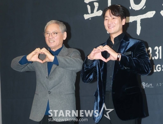 배우 유인촌, 박해수가 21일 오후 서울 강서구 LG아트센터에서 진행된 연극 '파우스트' 제작발표회에 참석해 포즈를 취하고 있다.  '파우스트'는 세상의 모든 지식을 섭렵한 파우스트 박사가 악마 메피스토와 위험한 계약을 맺으며 펼쳐지는 실존적 고민을 그린 작품이다. /2023.02.21 /사진=이동훈 기자 photoguy@