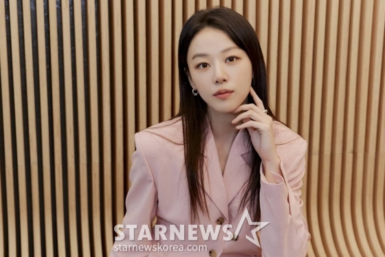 tvN 드라마 &#039;스물다섯 스물하나&#039;의 배우 이주명이 13일 오후 진행된 종영 인터뷰를 위해 포즈를 취하고 있다. &#039;스물다섯 스물하나&#039;는 1998년, 시대에게 꿈을 빼앗긴 청춘들의 방황과 성장을 그린 청량로맨스다. /사진제공=YG엔터테인먼트 2022.04.13 /사진=이동훈 기자 photoguy@