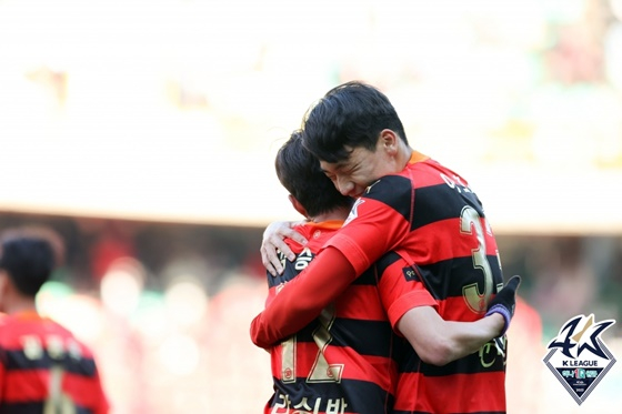 이호재(오른쪽)의 골을 축하하는 포항 스틸러스 캡틴 김승대(왼쪽). /사진=한국프로축구연맹 제공