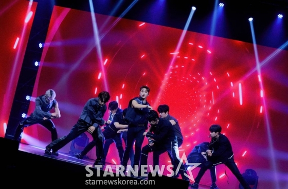 그룹 골든차일드(Golden Child) 홍주찬이 8일 오후 서울 광진구 예스24라이브홀에서 진행된 여섯 번째 미니 앨범 &#039;아우라&#039;(AURA) 발매기념 쇼케이스에서 신곡을 선보이고 있다. /사진제공=울림엔터테인먼트 2022.08.08 /사진=이동훈 기자 photoguy@