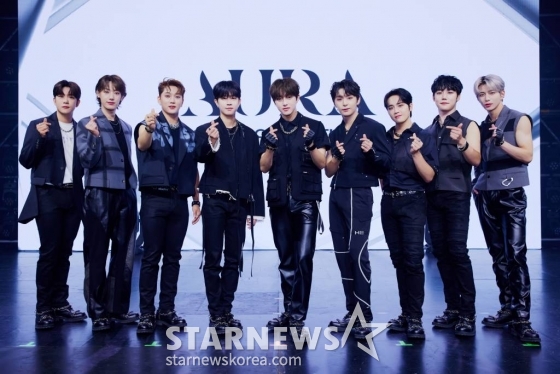 그룹 골든차일드(Golden Child)가 8일 오후 서울 광진구 예스24라이브홀에서 진행된 여섯 번째 미니 앨범 &#039;아우라&#039;(AURA) 발매기념 쇼케이스에서 포즈를 취하고 있다. /사진제공=울림엔터테인먼트 2022.08.08 /사진=이동훈 기자 photoguy@