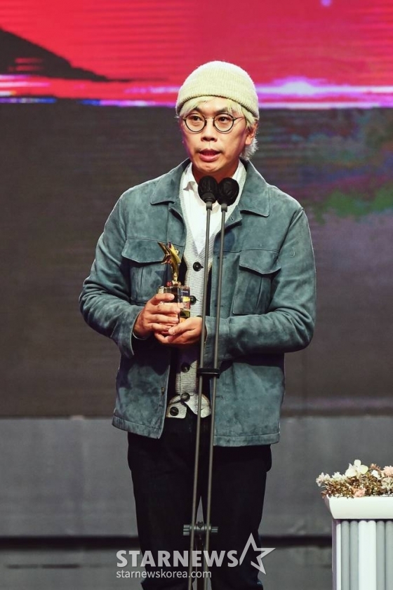 &#039;놀면 뭐하니&#039; 김태호 PD가 29일 오후 서울 마포구 상암 MBC에서 진행된 &#039;2021 MBC 방송연예대상&#039;에서 올해의 예능 프로그램상을 수상한 뒤 소감을 밝히고 있다. /사진제공=MBC 2021.12.29 /사진=이동훈 기자 photoguy@