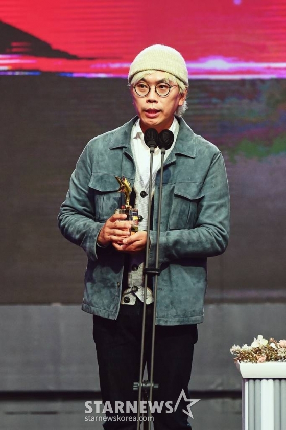 '놀면 뭐하니' 김태호 PD가 29일 오후 서울 마포구 상암 MBC에서 진행된 '2021 MBC 방송연예대상'에서 올해의 예능 프로그램상을 수상한 뒤 소감을 밝히고 있다. /사진제공=MBC 2021.12.29 /사진=이동훈 기자 photoguy@