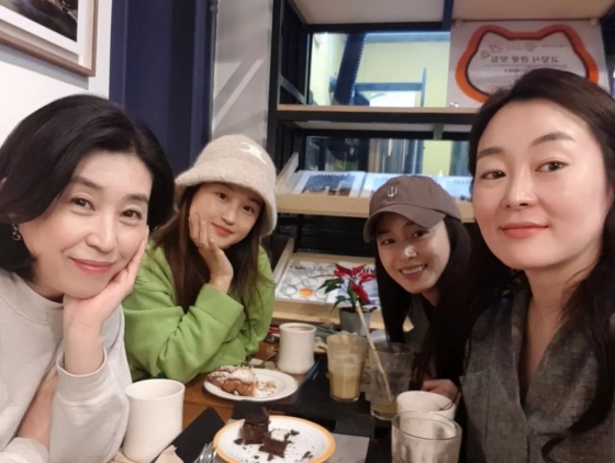 배우 김미경이 김태희와 함께 한 사진을 공개했다./사진=김미경 인스타그램