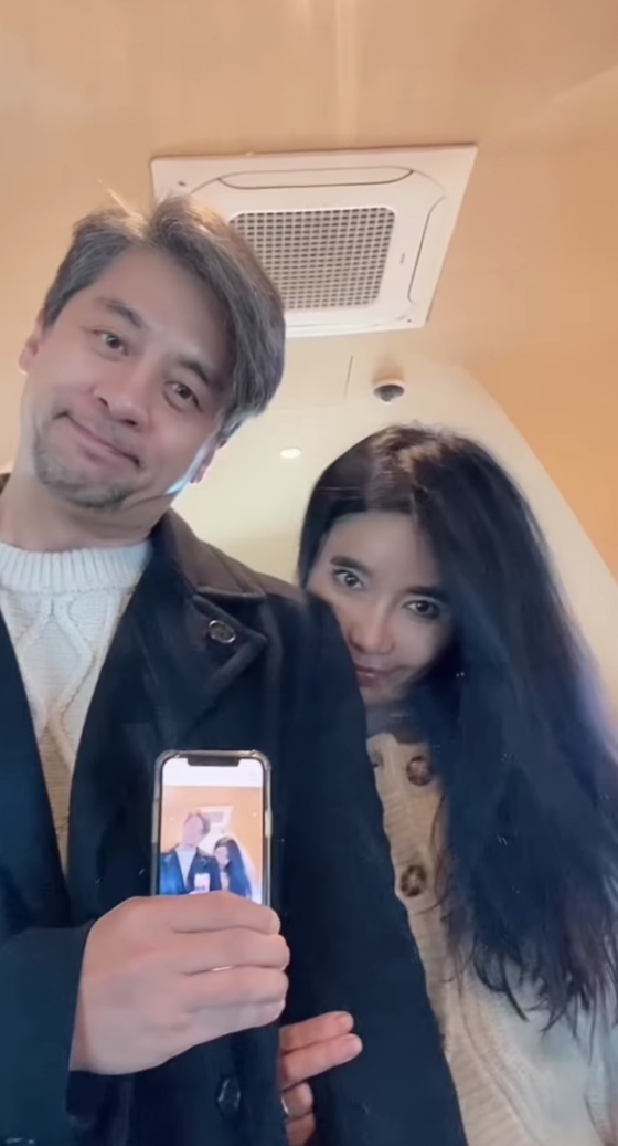 권오중♥' 엄윤경, 나이 거스르는 58세 미모 권오중♥' 엄윤경, 나이 거스르는 58세 미모