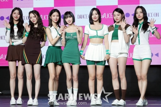 걸그룹 앨리스가 27일 오후 서울 마포구 서교동 왓챠홀에서 진행된 첫 번째 싱글앨범 &#039;DANCE ON&#039;(댄스 온) 발매기념 쇼케이스에 참석해 포즈를 취하고 있다. 2022.10.27 /사진=김창현 기자 chmt@
