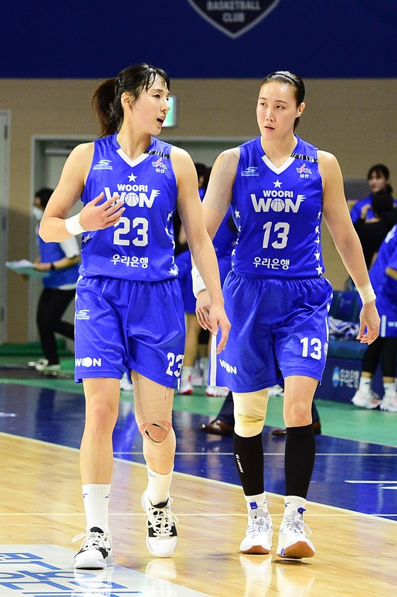 김단비(왼쪽)와 김정은. /사진=WKBL 제공