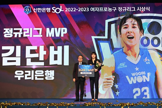 정규리그 MVP를 차지한 김단비. /사진=WKBL 제공