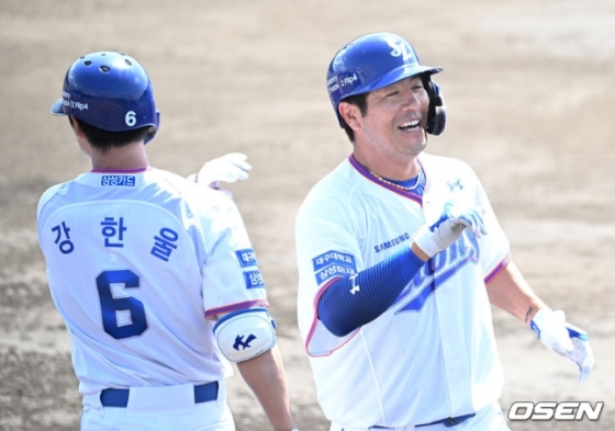 삼성 강민호(오른쪽)가 6일 SSG와 평가전에서 홈런을 친 뒤 기뻐하고 있다. /사진=OSEN