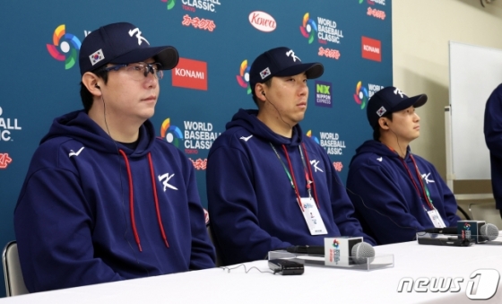 양현종(왼쪽부터), 김현수, 나성범이 8일 오전 일본 도 돔에서 열린 공식 기자회견에 참석해 취재진 질문을 듣고 있다. /사진=뉴스1