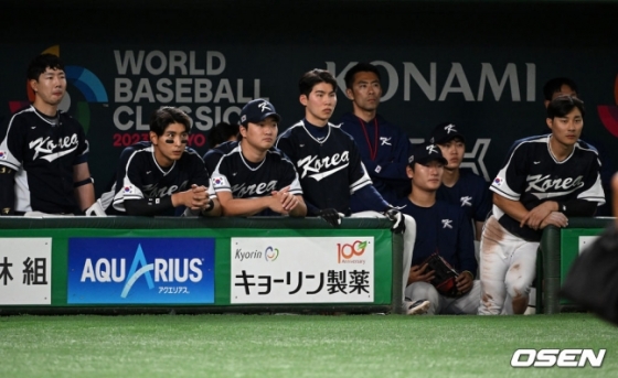 8회 대표팀 선수들이 경기를 지켜보고 있다. 