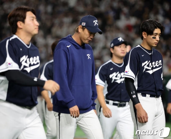 한국 야구 대표팀 선수들이 10일 한일전에서 패한 뒤 아쉬워하고 있다. /사진=뉴스1