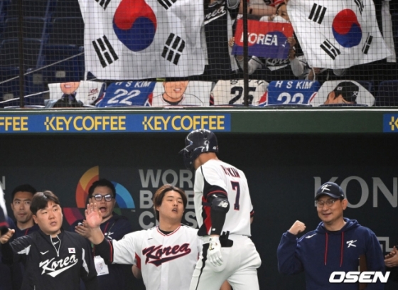 김하성이 2회 좌월 솔로 홈런을 친 뒤 더그아웃에서 동료들의 축하를 받고 있다.
