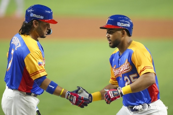베네수엘라 앤서니 산탄테르(오른쪽)가 도미니카공화국전에서 3회 홈런을 터트린 후 기쁨을 나누고 있다. /AFPBBNews=뉴스1