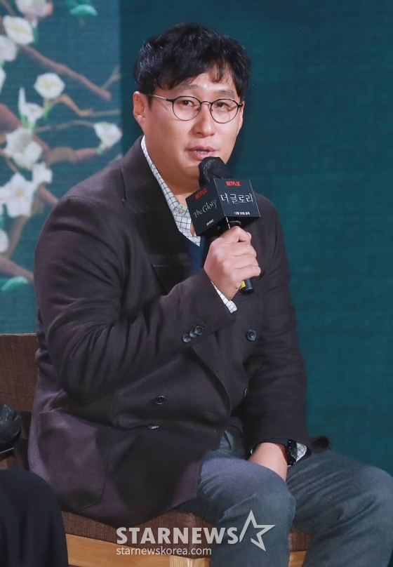 안길호 감독이 20일 오전 서울 JW 메리어트 동대문 호텔에서 진행된 넷플릭스 오리지널 시리즈 &#039;더 글로리&#039; 제작발표회에 참석해 질문에 답하고 있다.  유년 시절 폭력으로 영혼까지 부서진 한 여자가 온 생을 걸어 치밀하게 준비한 처절한 복수와 그 소용돌이에 빠져드는 이들의 이야기를 그린 &#039;더 글로리&#039;는 오는 30일 공개된다. /2022.12.20 /사진=이동훈 기자 photoguy@