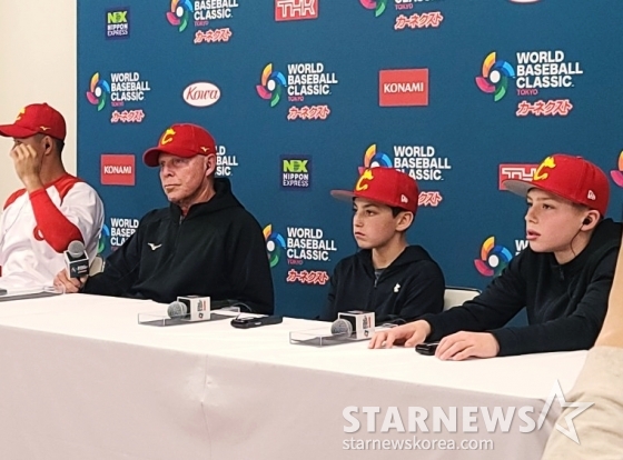 딘 트리너(왼쪽) 중국 대표팀 감독이 두 손자와 함께 13일 한국전을 앞두고 공식기자회견에 참석했다. /사진=김우종 기자