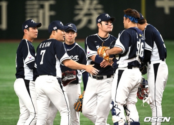 한국 야구 대표팀 선수들이 13일 중국전을 마친 뒤 내야에 모여 서로 인사를 나누고 있다. 