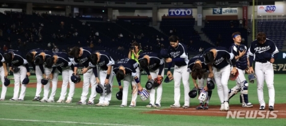 대표팀 선수들이 13일 중국전을 마친 뒤 도쿄돔을 찾은 한국 팬들에게 인사하고 있다. /사진=뉴시스
