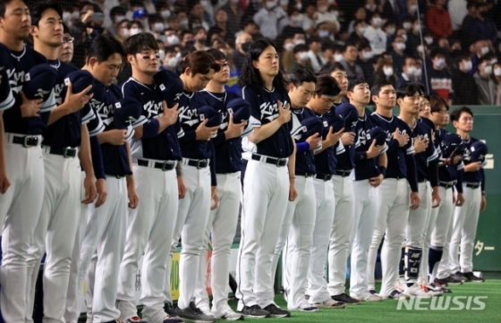 한국 야구 대표팀 선수들이 13일 중국전에 앞서 애국가를 부르고 있다. /사진=뉴시스