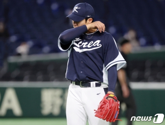 원태인이 2023 WBC 중국전에서 1회를 마치고 더그아웃으로 돌아가고 있다. /사진=뉴스1