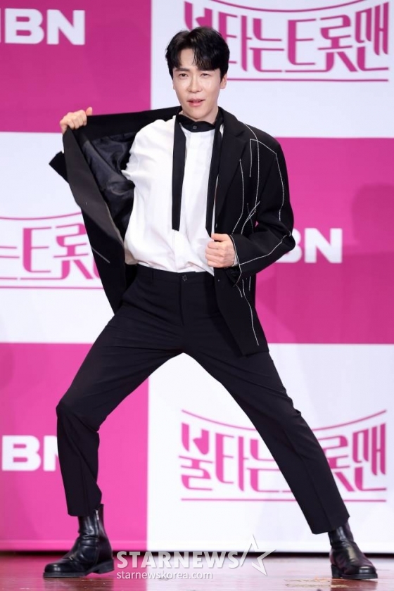 가수 에녹이 14일 서울 마포구 상암동 누리꿈스퀘어에서 진행된 MBN &#039;불타는 트롯맨&#039; 기자간담회에 참석해 포즈를 취하고 있다. 2023.03.14 /사진=김창현 기자 chmt@