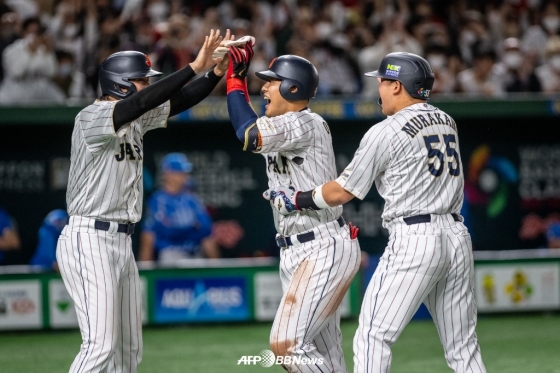오카모토(가운데)가 3회 3점 홈런을 친 뒤 동료들의 축하를 받고 있다. /AFPBBNews=뉴스1