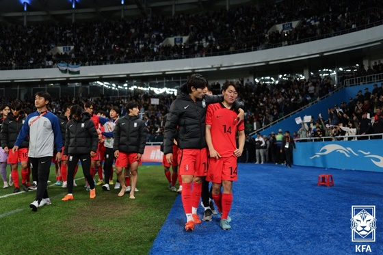 한국 20세 이하(U20) 축구대표팀이 15일(한국시간) 우즈베키스탄 타슈겐트의 밀리 스타디움에서 열린 2023 아시아축구연맹(AFC) U20 아시안컵 4강 우즈베키탄과 경기에서 승부차기에서 패한 뒤 아쉬운 표정을 짓고 있다. /사진=대한축구협회 제공